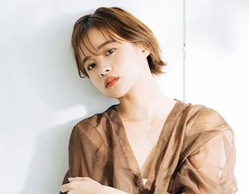 ブラウンのショートヘアの女性