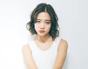 ウェーブボブの女性のスタイル写真