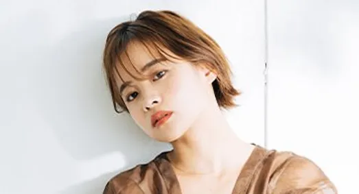 ブラウンのショートヘアの女性